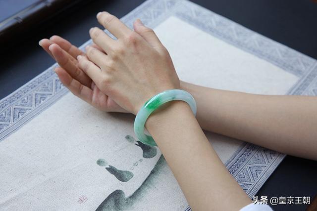翡翠手镯真好看,但我手腕细担心戴不了,有哪些适合细手腕的人戴的手镯?-第2张图片-翡翠网 翡翠手镯真好看,但我手腕细担心戴不了,有哪些适合细手腕的人戴的手镯?-第2张图片-翡翠网