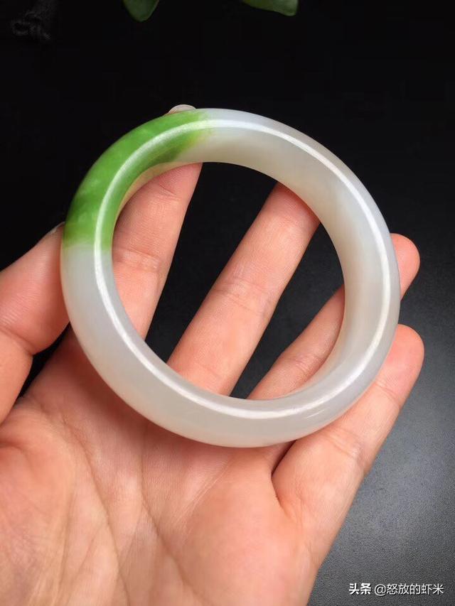 什么样的玉手镯好看又显高贵?-第4张图片-翡翠网 什么样的玉手镯好看又显高贵?-第4张图片-翡翠网