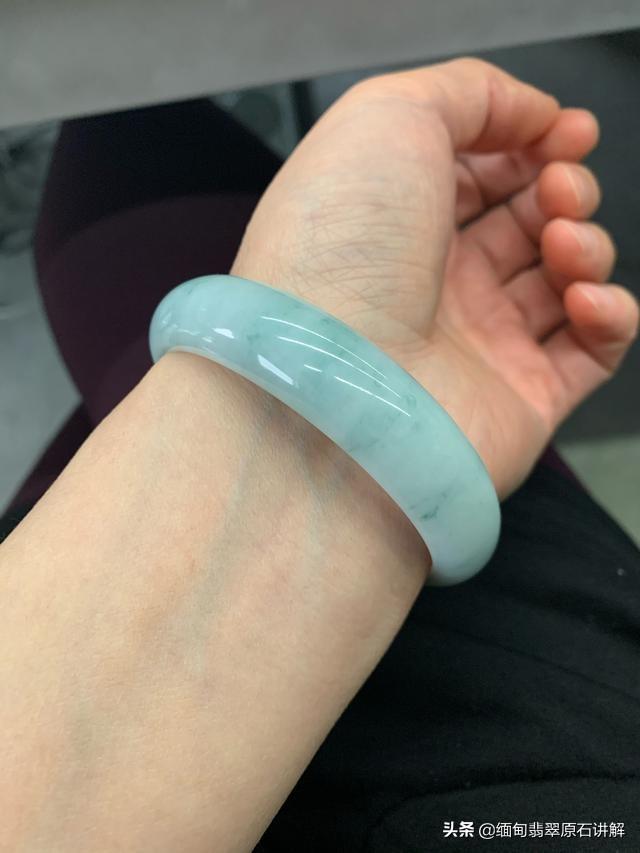 大神可以帮忙看看这个玉镯是否有值得继续养的价值吗?-第6张图片-翡翠网 大神可以帮忙看看这个玉镯是否有值得继续养的价值吗?-第6张图片-翡翠网