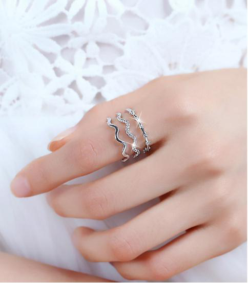 戴戒指有讲究,左右手指怎么戴钻戒?戴错了小心单身哟!-第3张图片-翡翠网 戴戒指有讲究,左右手指怎么戴钻戒?戴错了小心单身哟!-第3张图片-翡翠网