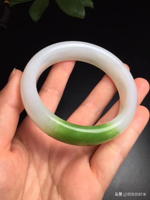 什么样的玉手镯好看又显高贵?-第5张图片-翡翠网 什么样的玉手镯好看又显高贵?-第5张图片-翡翠网