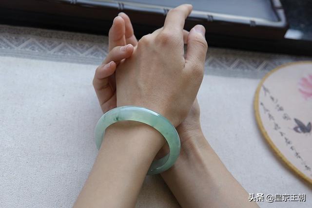 翡翠手镯真好看,但我手腕细担心戴不了,有哪些适合细手腕的人戴的手镯?-第3张图片-翡翠网 翡翠手镯真好看,但我手腕细担心戴不了,有哪些适合细手腕的人戴的手镯?-第3张图片-翡翠网
