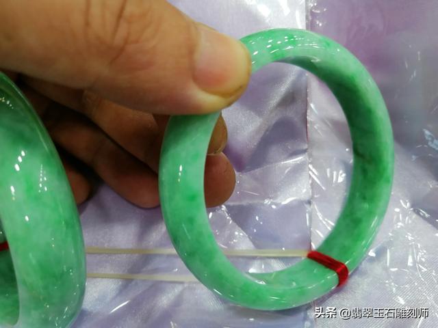 请问大家觉得这个手镯怎么样,值多少钱?-第7张图片-翡翠网 请问大家觉得这个手镯怎么样,值多少钱?-第7张图片-翡翠网