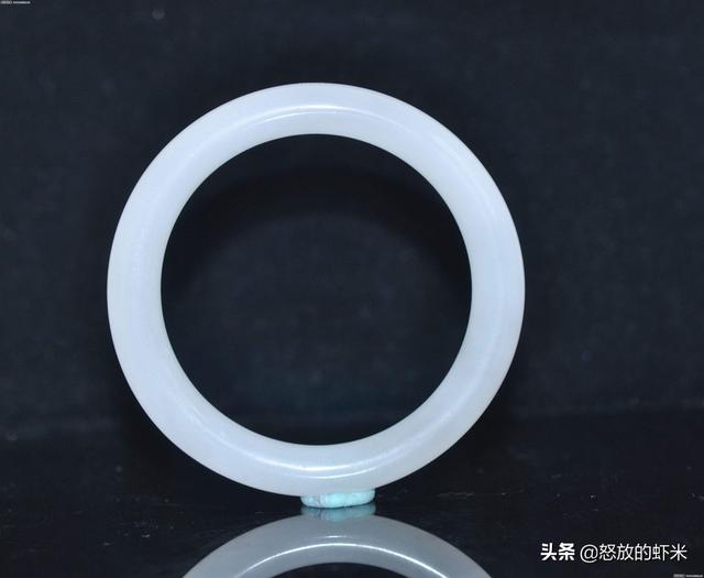 什么样的玉手镯好看又显高贵?-第3张图片-翡翠网 什么样的玉手镯好看又显高贵?-第3张图片-翡翠网