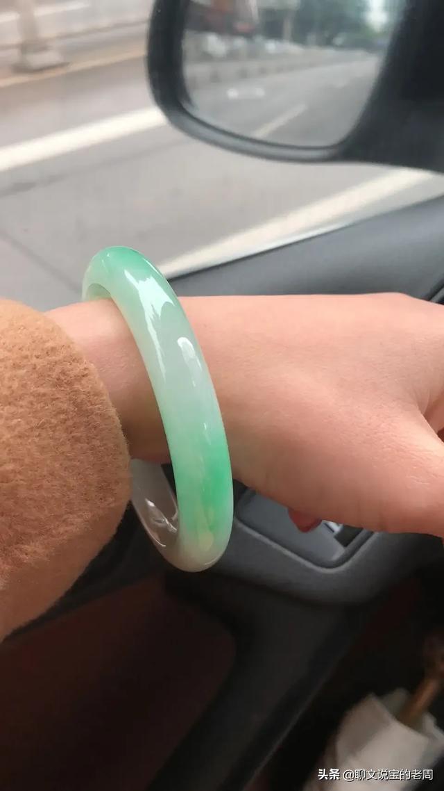新入门,各位大神帮忙看一下,这个手镯价值如何?-第2张图片-翡翠网 新入门,各位大神帮忙看一下,这个手镯价值如何?-第2张图片-翡翠网