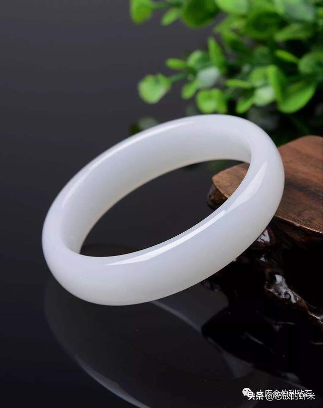 什么样的玉手镯好看又显高贵?-第2张图片-翡翠网 什么样的玉手镯好看又显高贵?-第2张图片-翡翠网