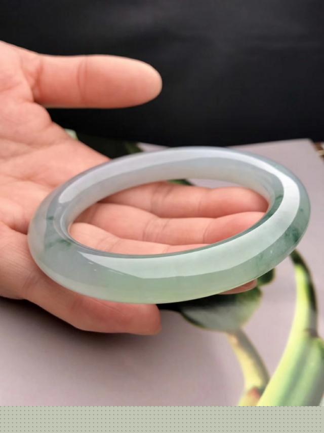 这是什么镯子？一直不知道是什么材料的，大家帮忙看看，谢谢？-第1张图片-翡翠网
