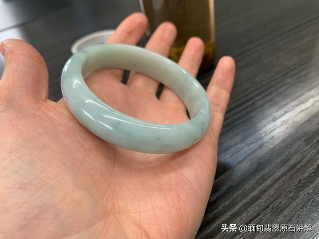 大神可以帮忙看看这个玉镯是否有值得继续养的价值吗?-第4张图片-翡翠网 大神可以帮忙看看这个玉镯是否有值得继续养的价值吗?-第4张图片-翡翠网