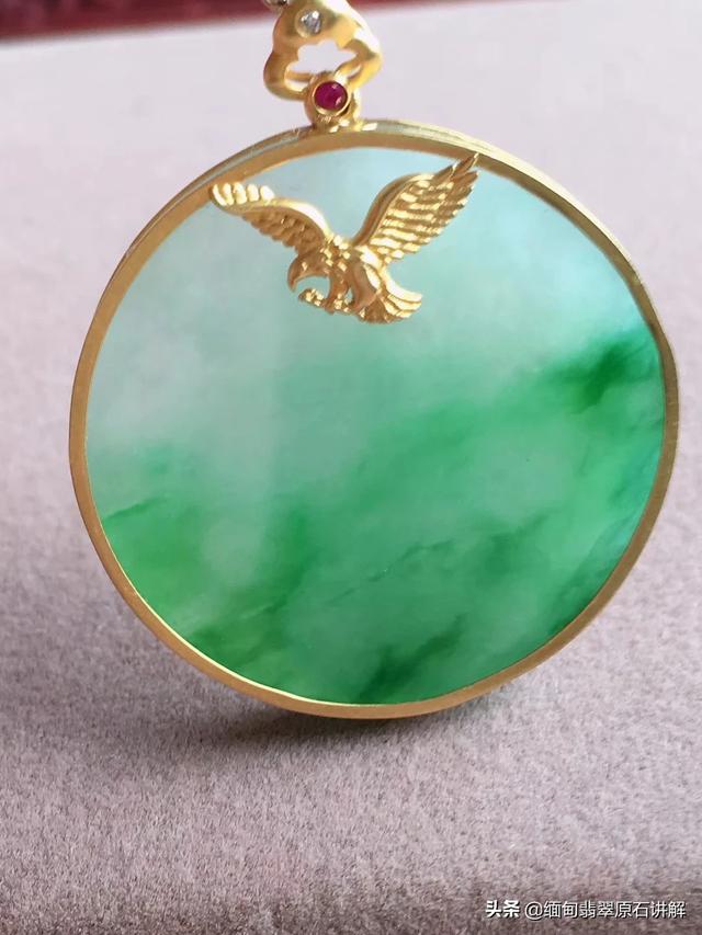 大神可以帮忙看看这个玉镯是否有值得继续养的价值吗?-第1张图片-翡翠网 大神可以帮忙看看这个玉镯是否有值得继续养的价值吗?-第1张图片-翡翠网