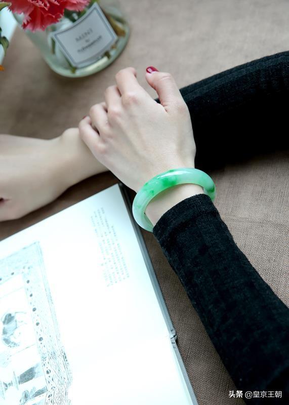 翡翠手镯真好看，但我手腕细担心戴不了，有哪些适合细手腕的人戴的手镯？