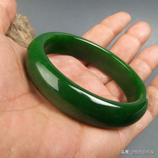 什么样的玉手镯好看又显高贵?-第6张图片-翡翠网 什么样的玉手镯好看又显高贵?-第6张图片-翡翠网