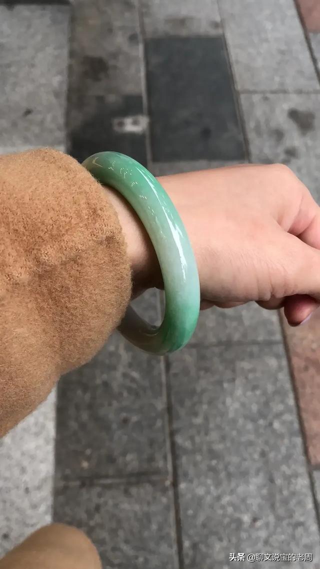 新入门,各位大神帮忙看一下,这个手镯价值如何?-第1张图片-翡翠网 新入门,各位大神帮忙看一下,这个手镯价值如何?-第1张图片-翡翠网