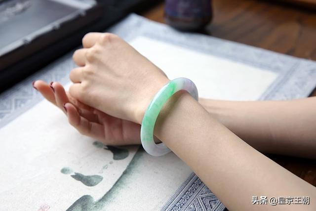 翡翠手镯真好看,但我手腕细担心戴不了,有哪些适合细手腕的人戴的手镯?-第4张图片-翡翠网 翡翠手镯真好看,但我手腕细担心戴不了,有哪些适合细手腕的人戴的手镯?-第4张图片-翡翠网