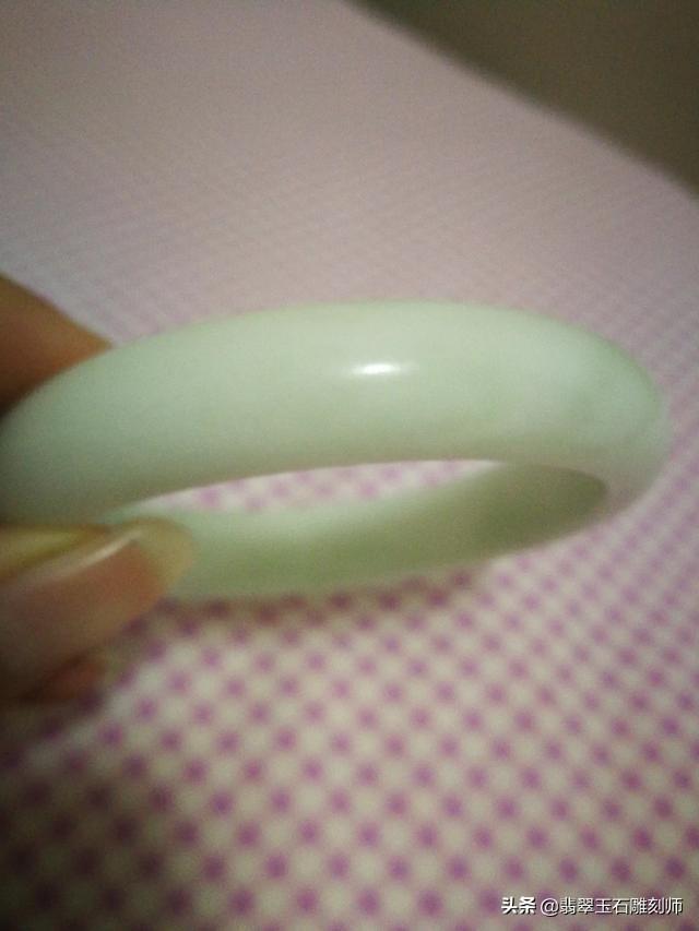 请问大家觉得这个手镯怎么样,值多少钱?-第2张图片-翡翠网 请问大家觉得这个手镯怎么样,值多少钱?-第2张图片-翡翠网