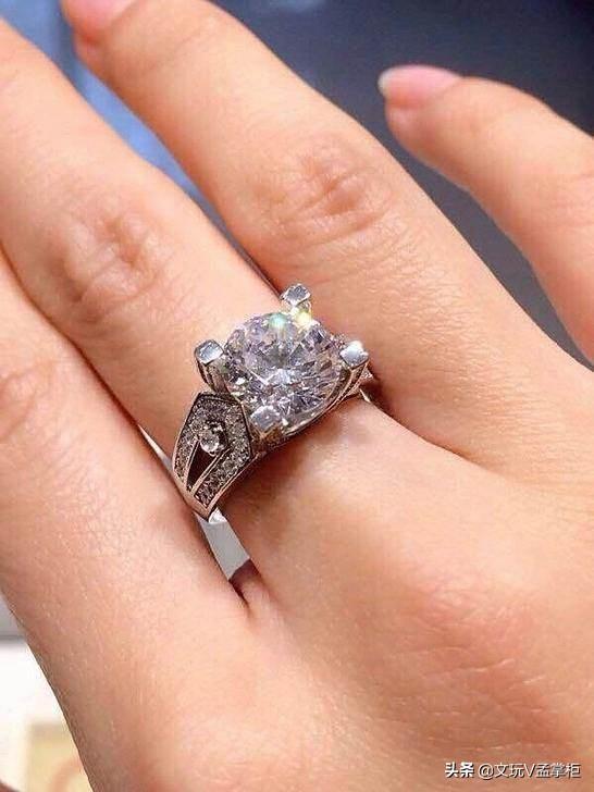 钻戒怎么选佩戴才好看?钻戒款式如何挑选更科学?-第1张图片-翡翠网 钻戒怎么选佩戴才好看?钻戒款式如何挑选更科学?-第1张图片-翡翠网