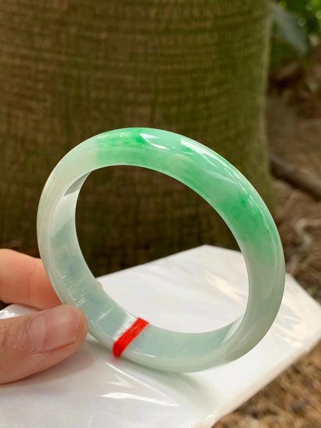 如果这是真的翡翠手镯带阳绿，带紫色能值多少钱？-第4张图片-翡翠网