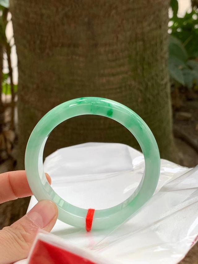 如果这是真的翡翠手镯带阳绿，带紫色能值多少钱？-第5张图片-翡翠网