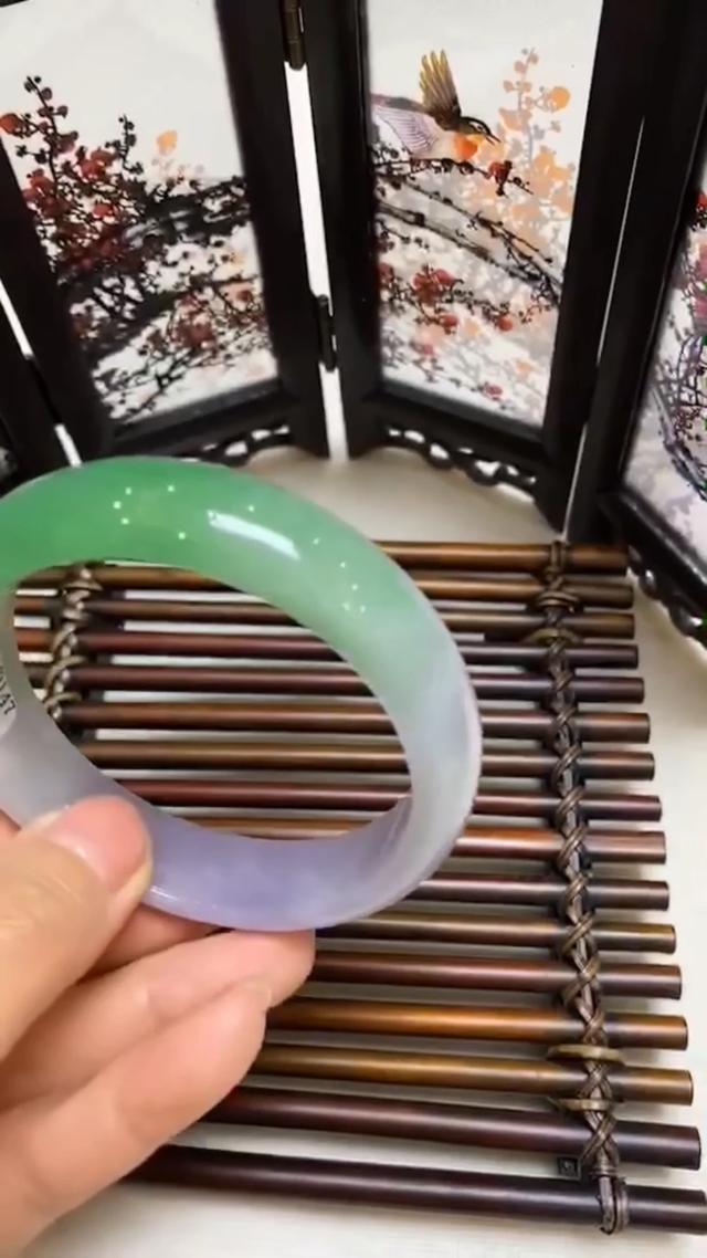 如果这是真的翡翠手镯带阳绿，带紫色能值多少钱？-第2张图片-翡翠网