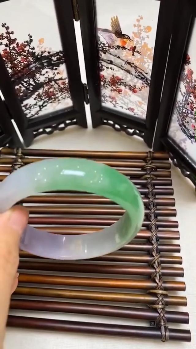 如果这是真的翡翠手镯带阳绿，带紫色能值多少钱？-第1张图片-翡翠网