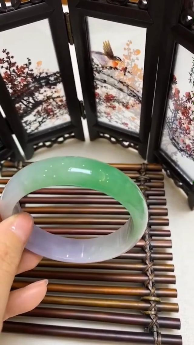 如果这是真的翡翠手镯带阳绿，带紫色能值多少钱？-第3张图片-翡翠网