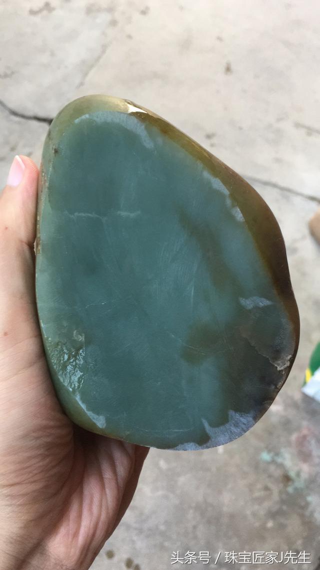 和田玉里啥样的算俏色,啥样的算脏?-第1张图片-翡翠网 和田玉里啥样的算俏色,啥样的算脏?-第1张图片-翡翠网