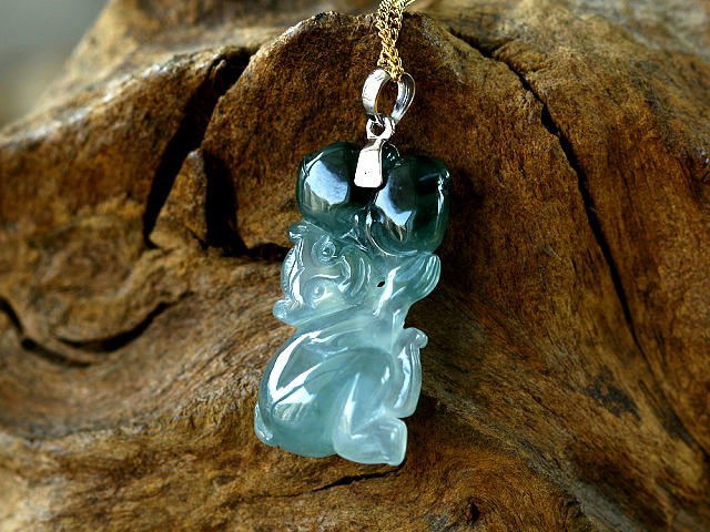 18K白金镶嵌冰种起莹光飘蓝花双色俏雕灵猴献寿挂坠 （24706）-第1张图片-翡翠网