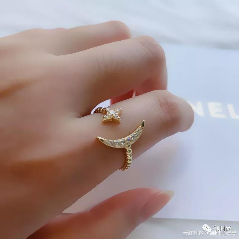 御时尚夏夏:星月戒指,爱如弯月总想向你挑明,情似繁星始终无法说清-第3张图片-翡翠网 御时尚夏夏:星月戒指,爱如弯月总想向你挑明,情似繁星始终无法说清-第3张图片-翡翠网