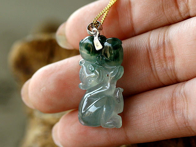 18K白金镶嵌冰种起莹光飘蓝花双色俏雕灵猴献寿挂坠 （24706）-第5张图片-翡翠网