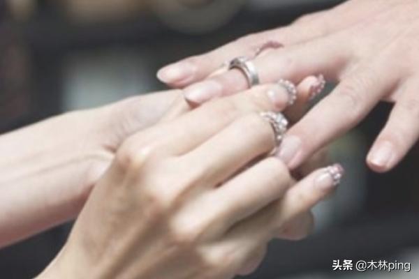 女生戒指的戴法?-第3张图片-翡翠网 女生戒指的戴法?-第3张图片-翡翠网