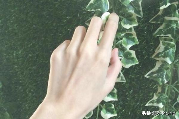 女生戒指的戴法?-第2张图片-翡翠网 女生戒指的戴法?-第2张图片-翡翠网