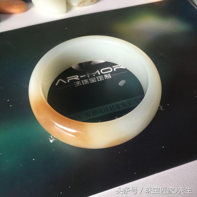 和田玉里啥样的算俏色,啥样的算脏?-第2张图片-翡翠网 和田玉里啥样的算俏色,啥样的算脏?-第2张图片-翡翠网