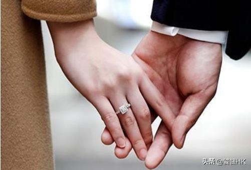 左手无名指戴戒指的寓意有哪些?-第1张图片-翡翠网 左手无名指戴戒指的寓意有哪些?-第1张图片-翡翠网