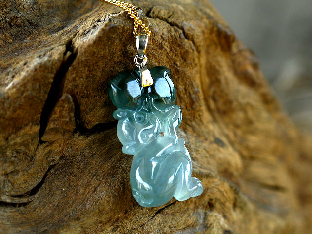 18K白金镶嵌冰种起莹光飘蓝花双色俏雕灵猴献寿挂坠 （24706）-第3张图片-翡翠网