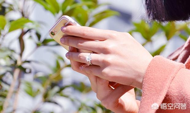 女生如何佩戴戒指?戒指的位置决定了哪些意义?-第1张图片-翡翠网 女生如何佩戴戒指?戒指的位置决定了哪些意义?-第1张图片-翡翠网