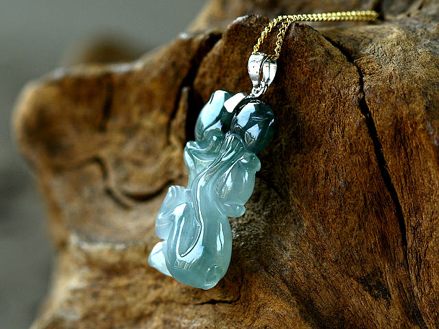 18K白金镶嵌冰种起莹光飘蓝花双色俏雕灵猴献寿挂坠 （24706）-第4张图片-翡翠网