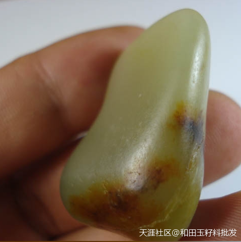 你了解什么样的和田玉籽料才适合盘玩吗?-第3张图片-翡翠网 你了解什么样的和田玉籽料才适合盘玩吗?-第3张图片-翡翠网