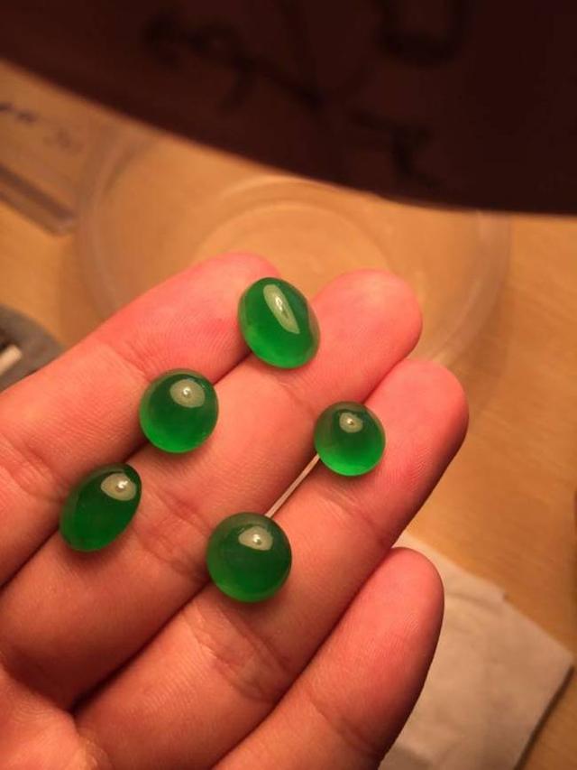 怎样理解翡翠原石中的“宁买一线不买一片”?-第11张图片-翡翠网 怎样理解翡翠原石中的“宁买一线不买一片”?-第11张图片-翡翠网