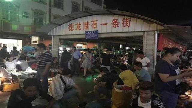 怎样理解翡翠原石中的“宁买一线不买一片”?-第2张图片-翡翠网 怎样理解翡翠原石中的“宁买一线不买一片”?-第2张图片-翡翠网