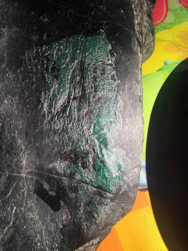 怎样理解翡翠原石中的“宁买一线不买一片”?-第3张图片-翡翠网 怎样理解翡翠原石中的“宁买一线不买一片”?-第3张图片-翡翠网