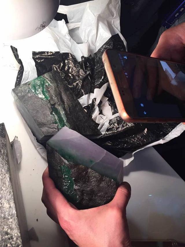 怎样理解翡翠原石中的“宁买一线不买一片”?-第5张图片-翡翠网 怎样理解翡翠原石中的“宁买一线不买一片”?-第5张图片-翡翠网