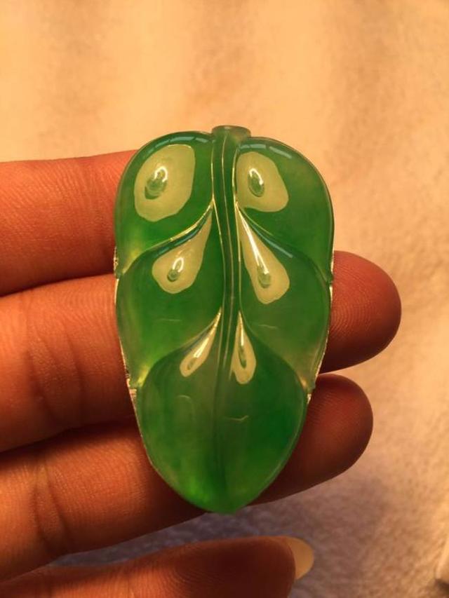 怎样理解翡翠原石中的“宁买一线不买一片”?-第12张图片-翡翠网 怎样理解翡翠原石中的“宁买一线不买一片”?-第12张图片-翡翠网