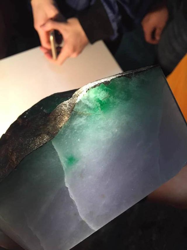 怎样理解翡翠原石中的“宁买一线不买一片”?-第6张图片-翡翠网 怎样理解翡翠原石中的“宁买一线不买一片”?-第6张图片-翡翠网