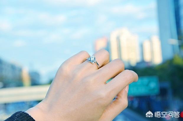 结婚戒指戴哪个手指?不同手指戴戒指有什么含义?-第5张图片-翡翠网 结婚戒指戴哪个手指?不同手指戴戒指有什么含义?-第5张图片-翡翠网