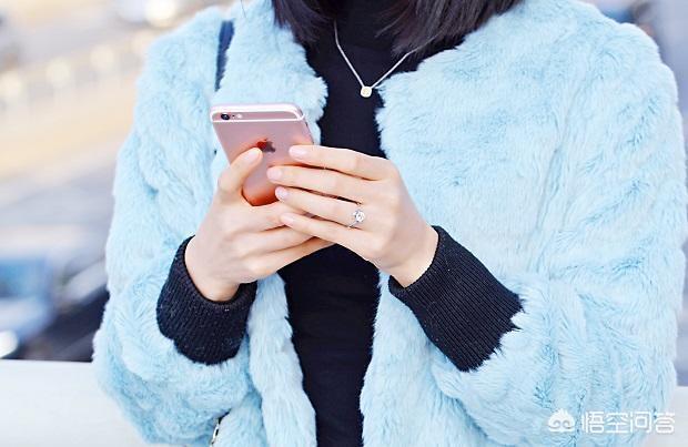 结婚戒指应该戴在哪只手上?如果左手右手皆可戴,如何正确佩戴呢?-第4张图片-翡翠网 结婚戒指应该戴在哪只手上?如果左手右手皆可戴,如何正确佩戴呢?-第4张图片-翡翠网