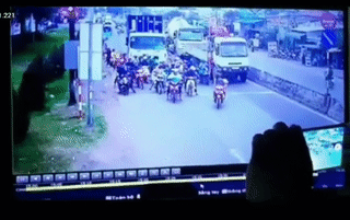 货车失控辗过21辆电动车 22人如保龄球般被撞倒-第2张图片-翡翠网 货车失控辗过21辆电动车 22人如保龄球般被撞倒-第2张图片-翡翠网