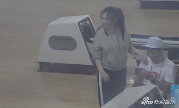 林俊杰与女友人打保龄球 沉寂一年桃花再开？(转载)-第1张图片-翡翠网