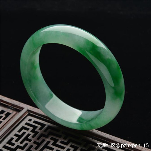 翡翠王朝:你知道你手上戴的翡翠手镯是哪种款式吗?(转载)-第2张图片-翡翠网 翡翠王朝:你知道你手上戴的翡翠手镯是哪种款式吗?(转载)-第2张图片-翡翠网