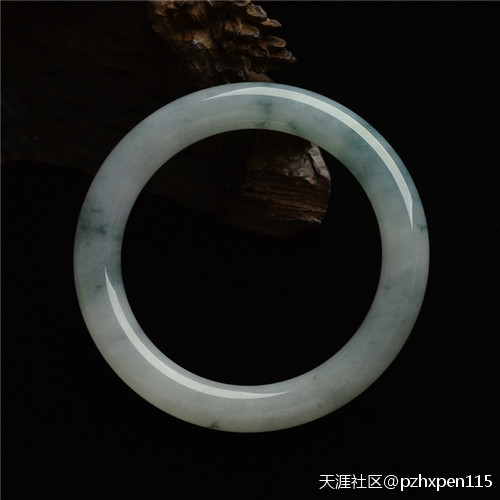 翡翠王朝:你知道你手上戴的翡翠手镯是哪种款式吗?(转载)-第7张图片-翡翠网 翡翠王朝:你知道你手上戴的翡翠手镯是哪种款式吗?(转载)-第7张图片-翡翠网