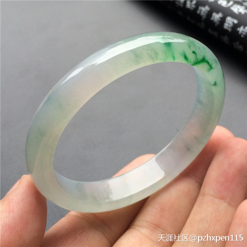 翡翠王朝:你知道你手上戴的翡翠手镯是哪种款式吗?(转载)-第4张图片-翡翠网 翡翠王朝:你知道你手上戴的翡翠手镯是哪种款式吗?(转载)-第4张图片-翡翠网