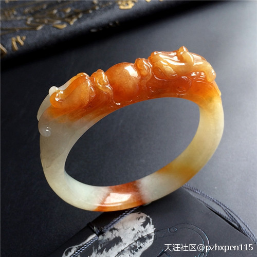 翡翠王朝:你知道你手上戴的翡翠手镯是哪种款式吗?(转载)-第8张图片-翡翠网 翡翠王朝:你知道你手上戴的翡翠手镯是哪种款式吗?(转载)-第8张图片-翡翠网